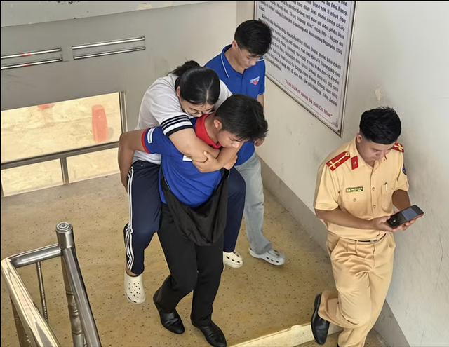 Cà Mau hỗ trợ thí sinh gãy tay, thủy đậu hoàn thành kỳ thi tốt nghiệp THPT- Ảnh 2. Cà Mau hỗ trợ thí sinh gãy tay, thủy đậu hoàn thành kỳ thi tốt nghiệp THPT- Ảnh 2.