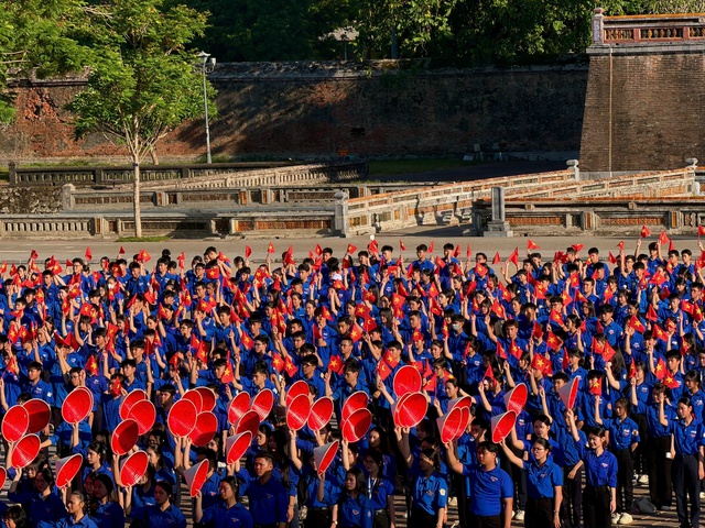 2.000 thanh niên lan tỏa tình yêu nước tại quảng trường Ngọ Môn- Ảnh 2. 2.000 thanh niên lan tỏa tình yêu nước tại quảng trường Ngọ Môn- Ảnh 2.