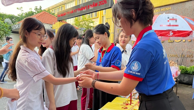 Những chiếc vòng tay đặc biệt cùng thí sinh vượt qua kỳ thi - Ảnh 1.