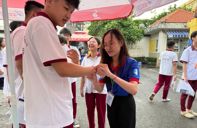 Những chiếc vòng tay đặc biệt cùng thí sinh vượt qua kỳ thi - Ảnh 2.