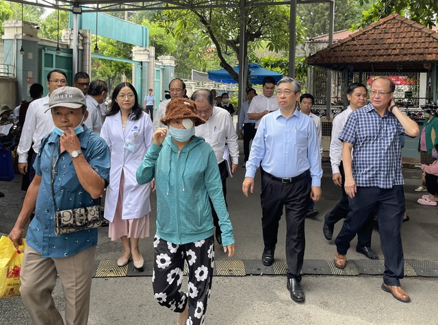 TP.HCM tìm thêm đất công dôi dư để giảm quá tải bệnh viện - Ảnh 2.