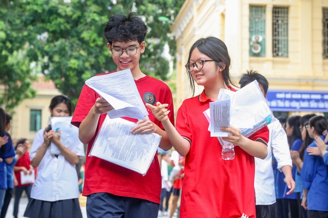 Kh&ocirc;ng thể l&agrave;m tốt đề thi tiếng Anh nếu chỉ học trong chương tr&igrave;nh phổ th&ocirc;ng- Ảnh 1.