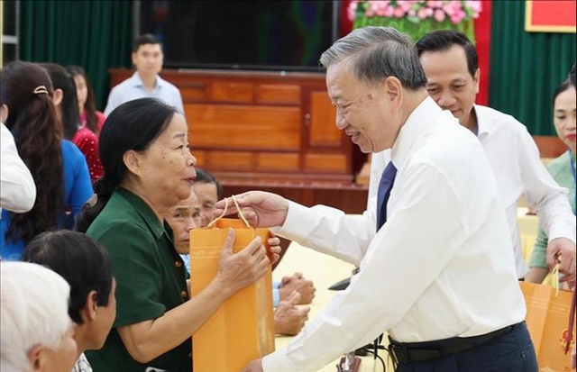 Chủ tịch nước tặng 2 mức quà cho người có công dịp 27.7- Ảnh 1. Chủ tịch nước tặng 2 mức quà cho người có công dịp 27.7- Ảnh 1.