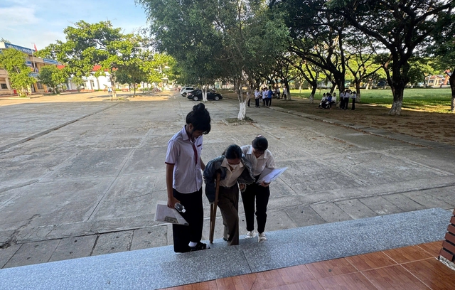 Thí sinh lớn tuổi được chồng đưa đón, đến phòng thi bằng nạng- Ảnh 2. Thí sinh lớn tuổi được chồng đưa đón, đến phòng thi bằng nạng- Ảnh 2.