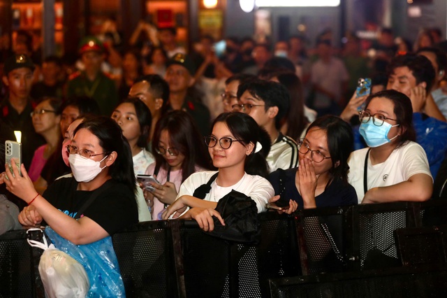 Khai mạc chuỗi sự kiện Gala 'Tổ quốc bình yên' tại phố đi bộ Nguyễn Huệ- Ảnh 10. Khai mạc chuỗi sự kiện Gala 'Tổ quốc bình yên' tại phố đi bộ Nguyễn Huệ- Ảnh 10.