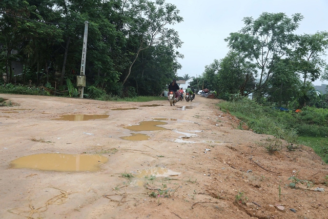 Đường làm nhiều năm vẫn dở dang- Ảnh 1. Đường làm nhiều năm vẫn dở dang- Ảnh 1.