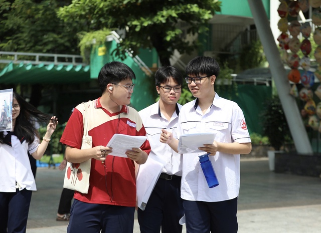 Chuyên gia tiếng Anh: Đề thi môn tiếng Anh 'khó xỉu', ít điểm 8, 9 - Ảnh 1.