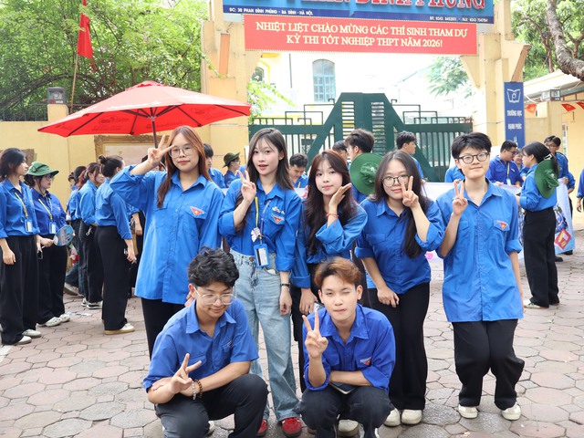 Sinh vi&ecirc;n t&igrave;nh nguyện tiếp sức m&ugrave;a thi: Từ người nhận đến người trao- Ảnh 1.
