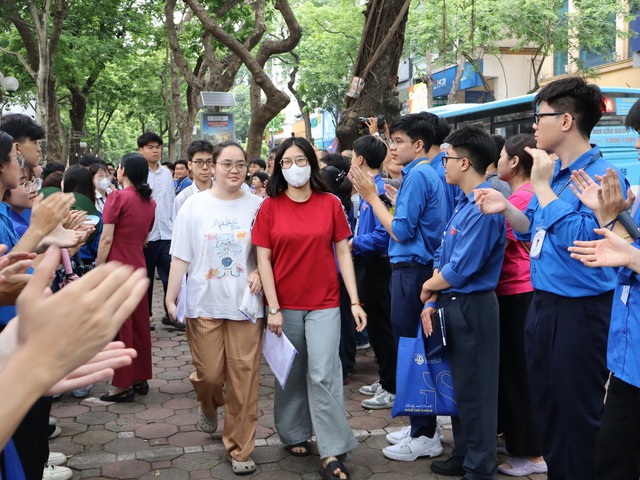 Không chỉ tiếp sức thí sinh, tình nguyện viên còn làm điều đặc biệt ngoài cổng trường- Ảnh 5. Không chỉ tiếp sức thí sinh, tình nguyện viên còn làm điều đặc biệt ngoài cổng trường- Ảnh 5.