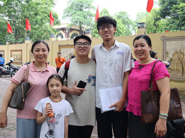 Không chỉ tiếp sức thí sinh, tình nguyện viên còn làm điều đặc biệt ngoài cổng trường- Ảnh 3. Không chỉ tiếp sức thí sinh, tình nguyện viên còn làm điều đặc biệt ngoài cổng trường- Ảnh 3.