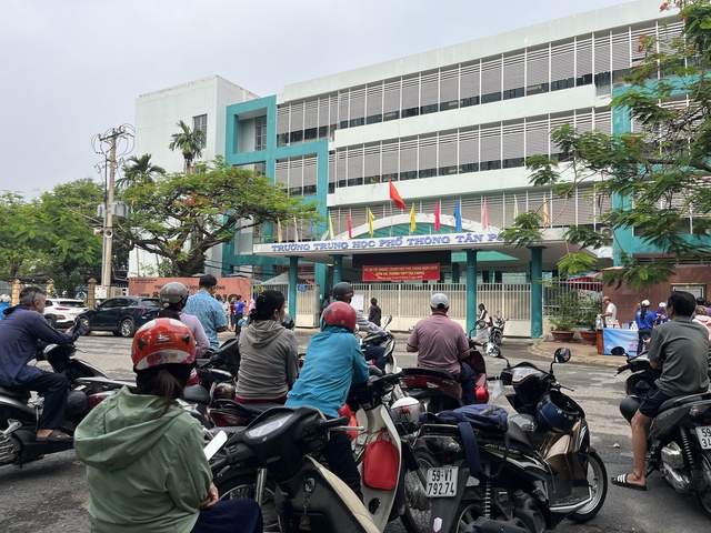 Ng&agrave;y thi cuối, phụ huynh nghỉ l&agrave;m, gi&aacute;o vi&ecirc;n chạy 5 điểm thi động vi&ecirc;n th&iacute; sinh - Ảnh 3.
