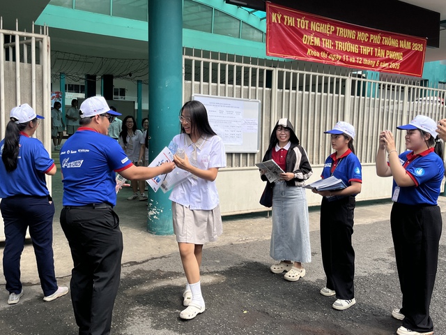 Ng&agrave;y thi cuối, phụ huynh nghỉ l&agrave;m, gi&aacute;o vi&ecirc;n chạy 5 điểm thi động vi&ecirc;n th&iacute; sinh - Ảnh 4.