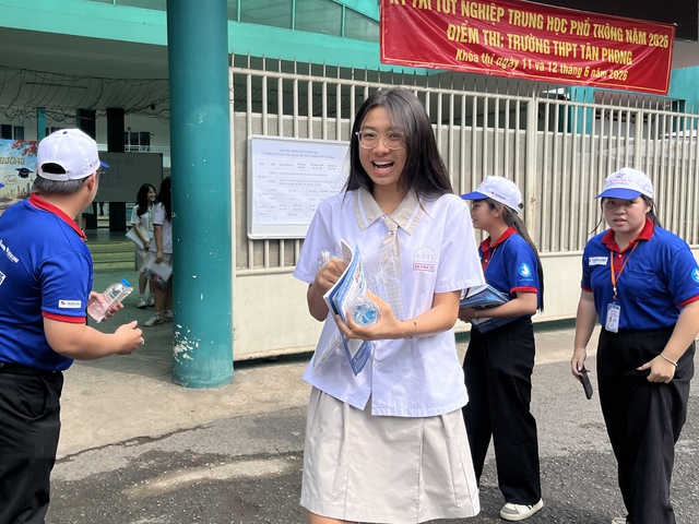 Ng&agrave;y thi cuối, phụ huynh nghỉ l&agrave;m, gi&aacute;o vi&ecirc;n chạy 5 điểm thi động vi&ecirc;n th&iacute; sinh - Ảnh 5.