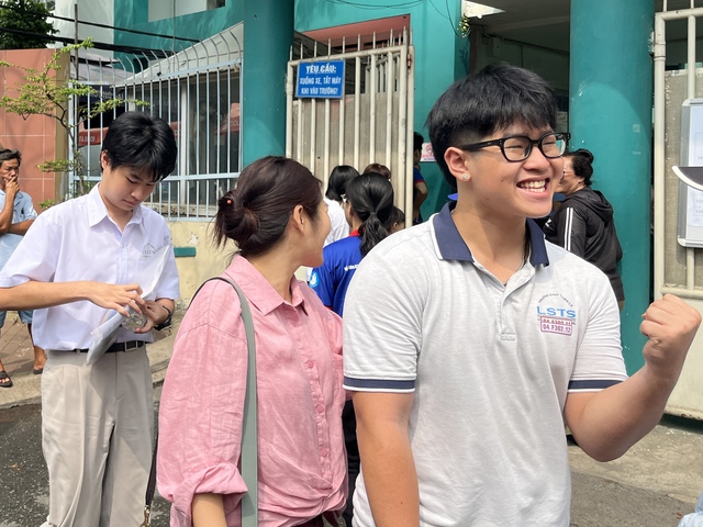Ng&agrave;y thi cuối, phụ huynh nghỉ l&agrave;m, gi&aacute;o vi&ecirc;n chạy 5 điểm thi động vi&ecirc;n th&iacute; sinh - Ảnh 6.