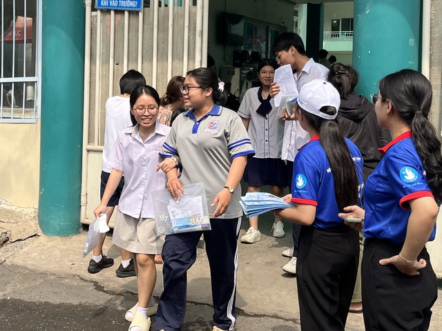 Ng&agrave;y thi cuối, phụ huynh nghỉ l&agrave;m, gi&aacute;o vi&ecirc;n chạy 5 điểm thi động vi&ecirc;n th&iacute; sinh - Ảnh 2.