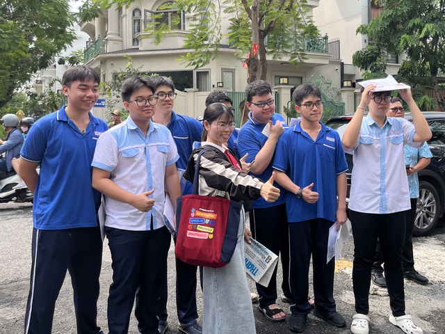 Ng&agrave;y thi cuối, phụ huynh nghỉ l&agrave;m, gi&aacute;o vi&ecirc;n chạy 5 điểm thi động vi&ecirc;n th&iacute; sinh - Ảnh 1.