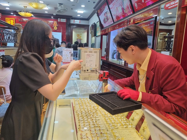Giá vàng nhào lộn liên tục, người mua vẫn lỗ- Ảnh 2. Giá vàng nhào lộn liên tục, người mua vẫn lỗ- Ảnh 2.