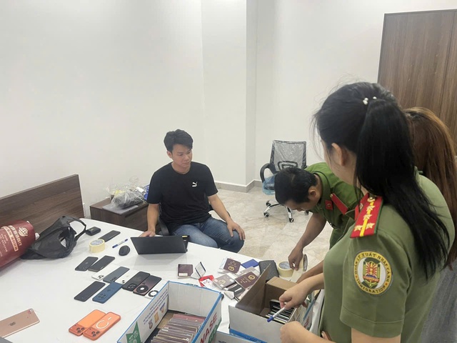 TP.HCM: Đột kích khách sạn, triệt phá 'đại bản doanh' lừa đảo của 83 người nước ngoài- Ảnh 2. TP.HCM: Đột kích khách sạn, triệt phá 'đại bản doanh' lừa đảo của 83 người nước ngoài- Ảnh 2.