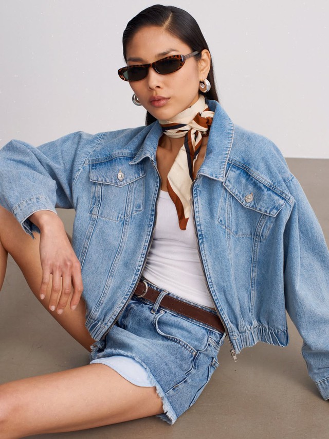 Đa dạng phong cách với áo khoác và quần shorts denim- Ảnh 5. Đa dạng phong cách với áo khoác và quần shorts denim- Ảnh 5.