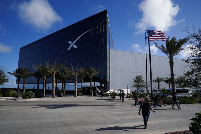 SpaceX l&ecirc;n s&agrave;n, &ocirc;ng Elon Musk trước ph&eacute;p thử ngh&igrave;n tỉ - Ảnh 1.