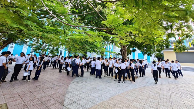 3 th&iacute; sinh Kh&aacute;nh H&ograve;a bị đ&igrave;nh chỉ v&igrave; sử dụng điện thoại trong ph&ograve;ng thi - Ảnh 2.