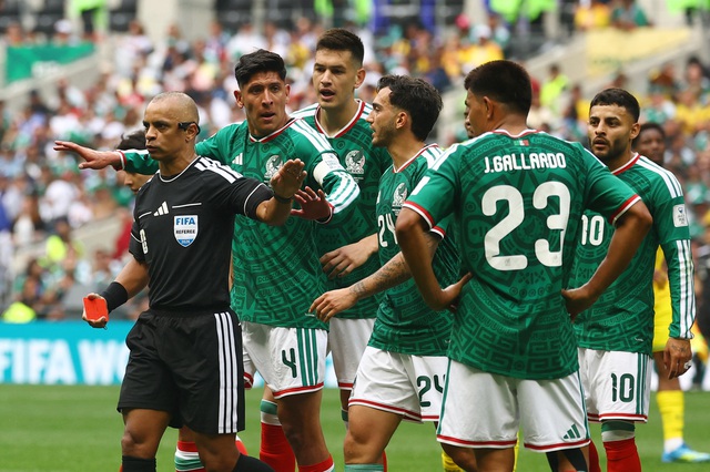 Trọng tài Brazil gây bão mạng vì giải thích cực khó hiểu về thẻ đỏ trận Mexico thắng Nam Phi- Ảnh 2. Trọng tài Brazil gây bão mạng vì giải thích cực khó hiểu về thẻ đỏ trận Mexico thắng Nam Phi- Ảnh 2.