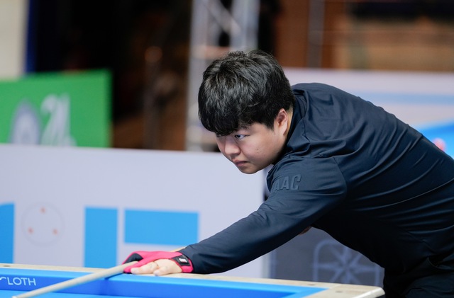 Billiards: Đ&aacute;nh bại 'huyền thoại' Bỉ, Bao Phương Vinh thẳng tiến v&ograve;ng knock-out với ng&ocirc;i nhất bảng- Ảnh 2.