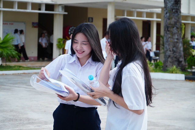 Thí sinh lớn tuổi được chồng đưa đón, đến phòng thi bằng nạng- Ảnh 3. Thí sinh lớn tuổi được chồng đưa đón, đến phòng thi bằng nạng- Ảnh 3.