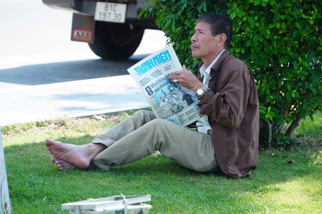Phụ huynh vào công viên trốn nắng, đọc báo chờ con - Ảnh 2.