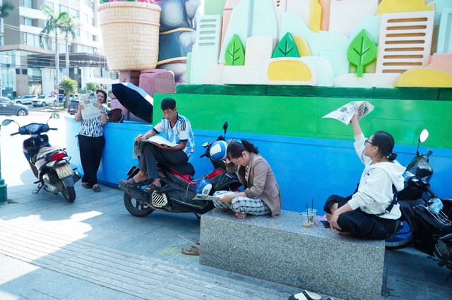 Phụ huynh vào công viên trốn nắng, đọc báo chờ con - Ảnh 1.