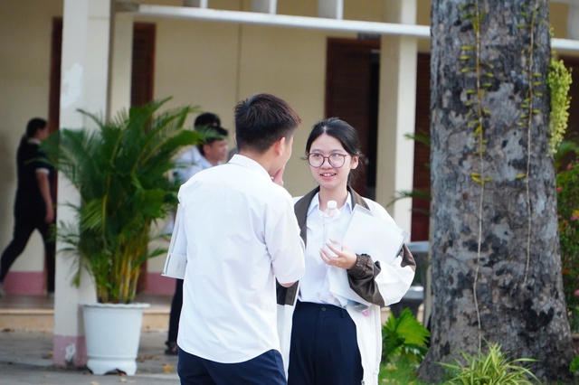 Phụ huynh vào công viên trốn nắng, đọc báo chờ con - Ảnh 6.
