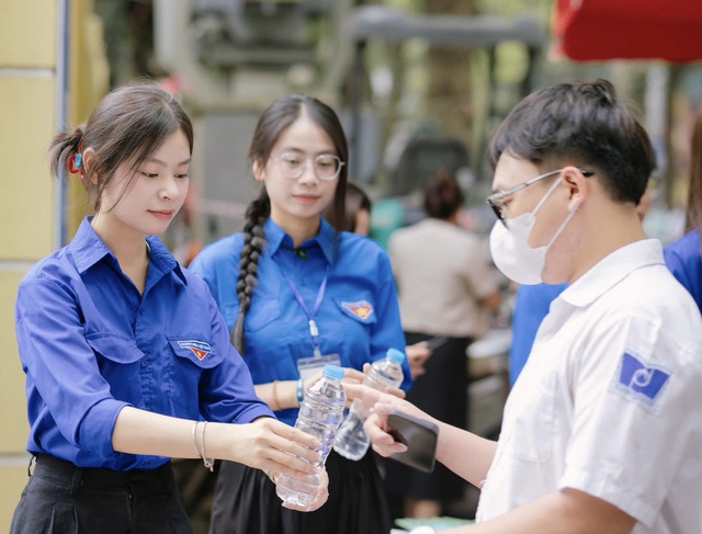 Sinh vi&ecirc;n t&igrave;nh nguyện tiếp sức m&ugrave;a thi: Từ người nhận đến người trao- Ảnh 3.