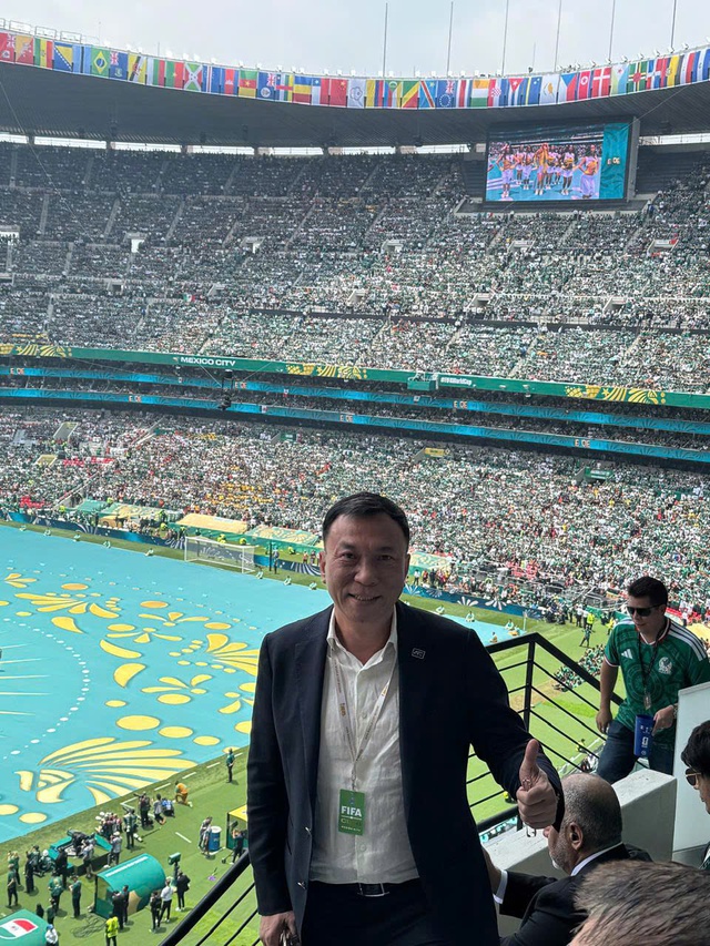 Chủ tịch VFF cùng huyền thoại Roberto Baggio, Stoichkov dự khán khai mạc World Cup và trận Mexico thắng Nam Phi- Ảnh 3. Chủ tịch VFF cùng huyền thoại Roberto Baggio, Stoichkov dự khán khai mạc World Cup và trận Mexico thắng Nam Phi- Ảnh 3.