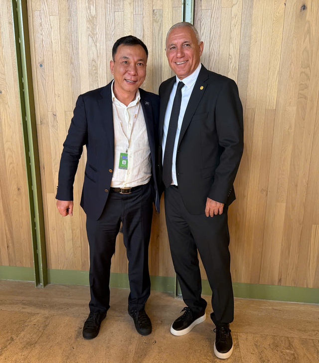 Chủ tịch VFF cùng huyền thoại Roberto Baggio, Stoichkov dự khán khai mạc World Cup và trận Mexico thắng Nam Phi- Ảnh 2. Chủ tịch VFF cùng huyền thoại Roberto Baggio, Stoichkov dự khán khai mạc World Cup và trận Mexico thắng Nam Phi- Ảnh 2.