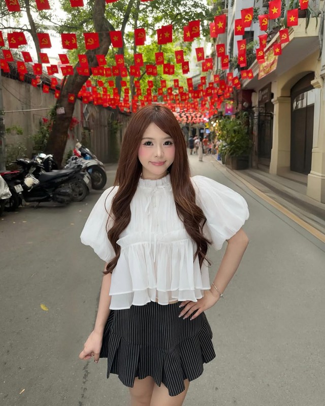 Phá cách nhẹ nhàng cho ngày dài bận rộn với áo tay phồng- Ảnh 1. Phá cách nhẹ nhàng cho ngày dài bận rộn với áo tay phồng- Ảnh 1.