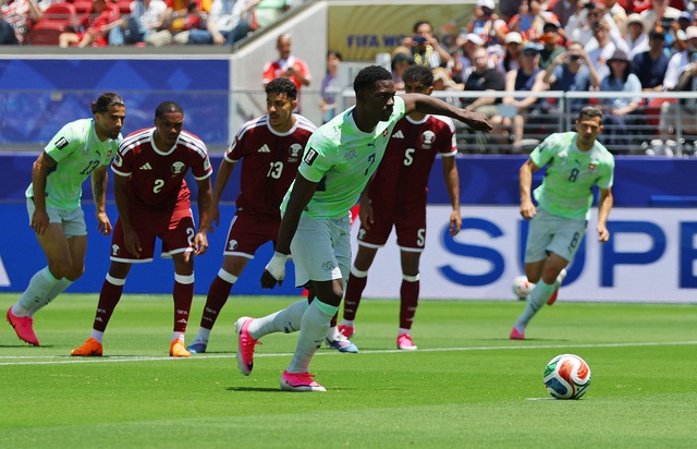  World Cup 2026: Bị cầm h&ograve;a 1-1, Thụy Sĩ &ocirc;m hận trước đ&ograve;n trừng phạt của Qatar ở ph&uacute;t 90+5- Ảnh 1.