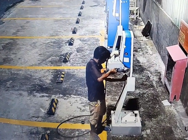 TP.HCM: Bắt nhóm cắt trộm nhiều súng sạc tại trạm sạc xe điện - Ảnh 1.