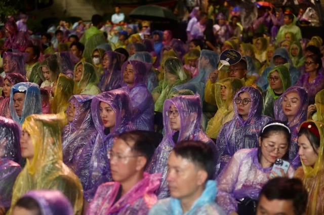 Người dân TP.HCM đội mưa xúc động theo dõi đêm Gala Tổ quốc bình yên- Ảnh 9. Người dân TP.HCM đội mưa xúc động theo dõi đêm Gala Tổ quốc bình yên- Ảnh 9.
