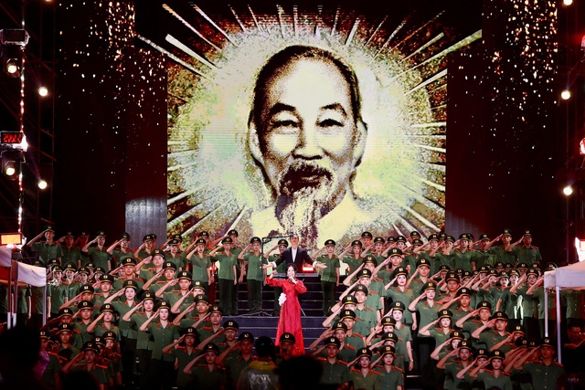 Người dân TP.HCM đội mưa xúc động theo dõi đêm Gala Tổ quốc bình yên- Ảnh 10. Người dân TP.HCM đội mưa xúc động theo dõi đêm Gala Tổ quốc bình yên- Ảnh 10.