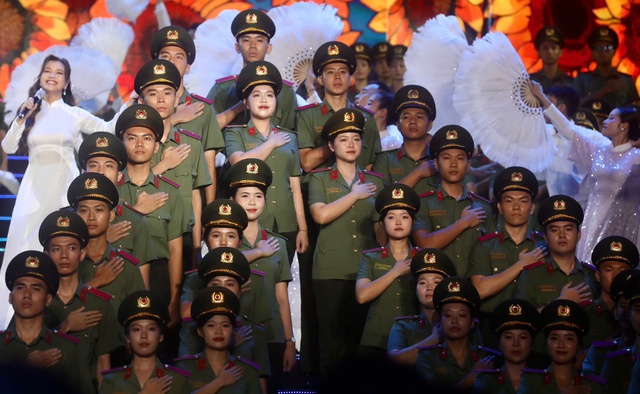Người dân TP.HCM đội mưa xúc động theo dõi đêm Gala Tổ quốc bình yên- Ảnh 4. Người dân TP.HCM đội mưa xúc động theo dõi đêm Gala Tổ quốc bình yên- Ảnh 4.