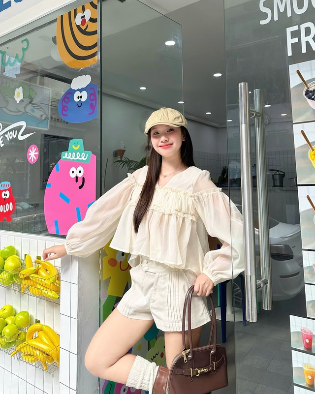 Phá cách nhẹ nhàng cho ngày dài bận rộn với áo tay phồng- Ảnh 4. Phá cách nhẹ nhàng cho ngày dài bận rộn với áo tay phồng- Ảnh 4.
