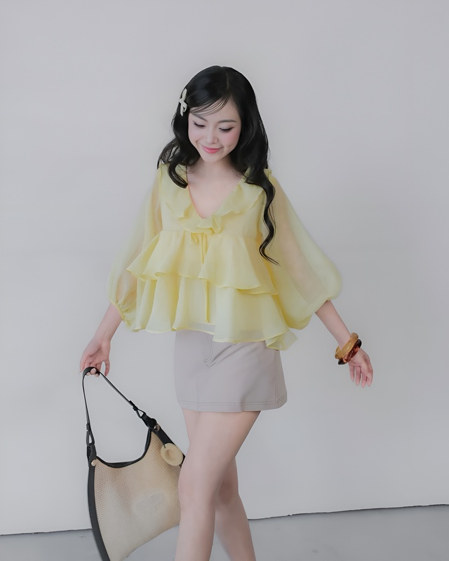 Phá cách nhẹ nhàng cho ngày dài bận rộn với áo tay phồng- Ảnh 6. Phá cách nhẹ nhàng cho ngày dài bận rộn với áo tay phồng- Ảnh 6.