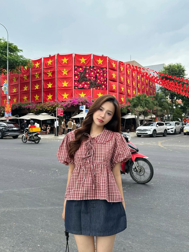 Phá cách nhẹ nhàng cho ngày dài bận rộn với áo tay phồng- Ảnh 7. Phá cách nhẹ nhàng cho ngày dài bận rộn với áo tay phồng- Ảnh 7.