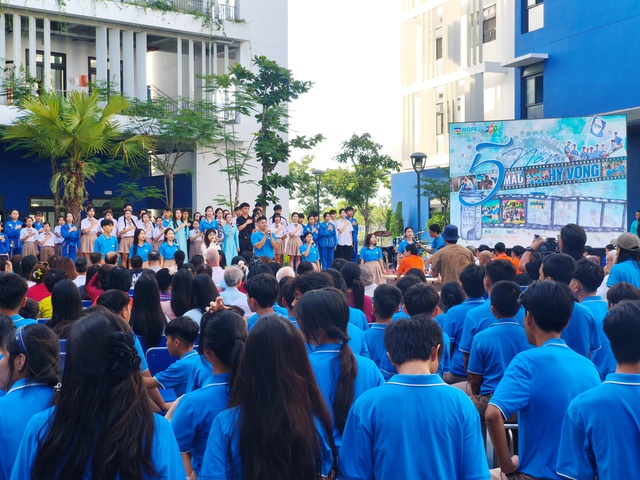 Xúc động với những chia sẻ của Chủ tịch FPT Trương Gia Bình tại Trường Hy Vọng- Ảnh 1. Xúc động với những chia sẻ của Chủ tịch FPT Trương Gia Bình tại Trường Hy Vọng- Ảnh 1.