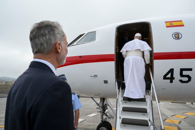 Máy bay gặp trục trặc, Giáo hoàng Leo phải ngồi chuyên cơ của hoàng gia về Vatican - Ảnh 1.