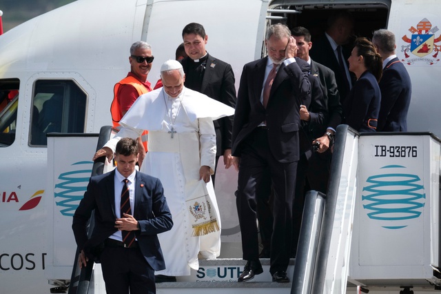 Máy bay gặp trục trặc, Giáo hoàng Leo phải ngồi chuyên cơ của hoàng gia về Vatican - Ảnh 2.