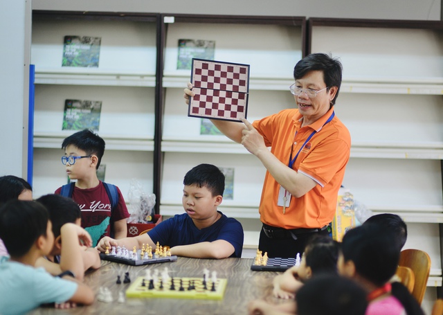 Hoạt động hè miễn phí cho trẻ ở TP.HCM: Trẻ đăng ký học cờ vua kín phòng - Ảnh 3.