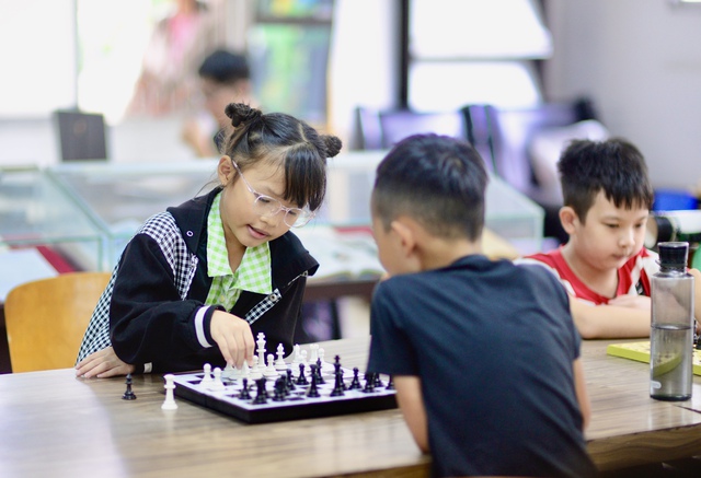 Hoạt động hè miễn phí cho trẻ ở TP.HCM: Trẻ đăng ký học cờ vua kín phòng - Ảnh 2.