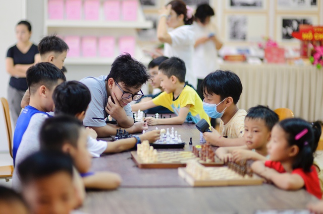 Hoạt động hè miễn phí cho trẻ ở TP.HCM: Trẻ đăng ký học cờ vua kín phòng - Ảnh 1.