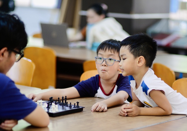 Hoạt động hè miễn phí cho trẻ ở TP.HCM: Trẻ đăng ký học cờ vua kín phòng - Ảnh 6.